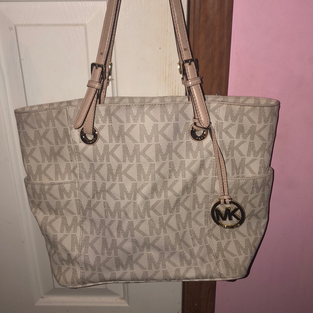 Michael Kors Purse with matching wallets 💕